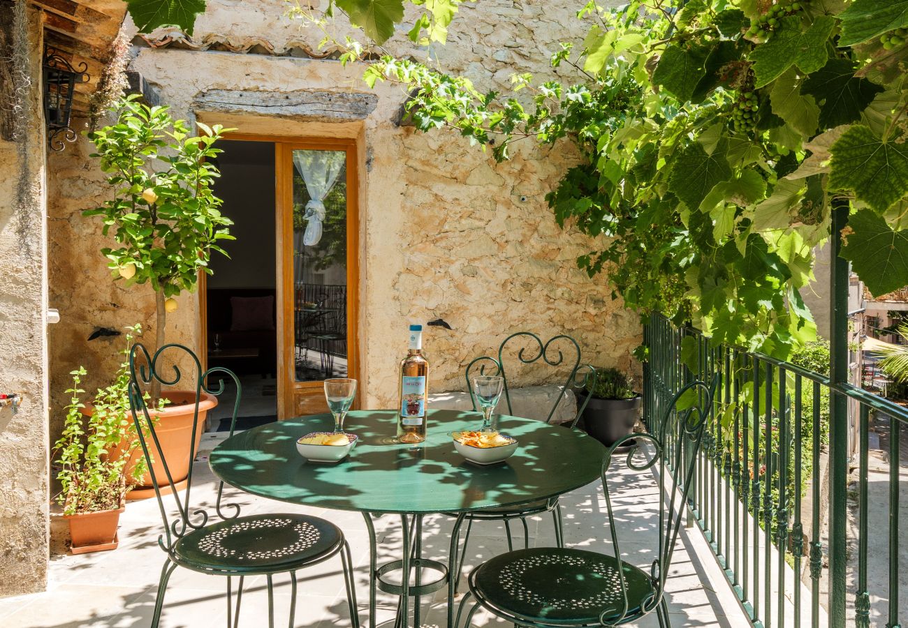 Apartment in Tourrettes-sur-Loup - APT LA FONTAINE