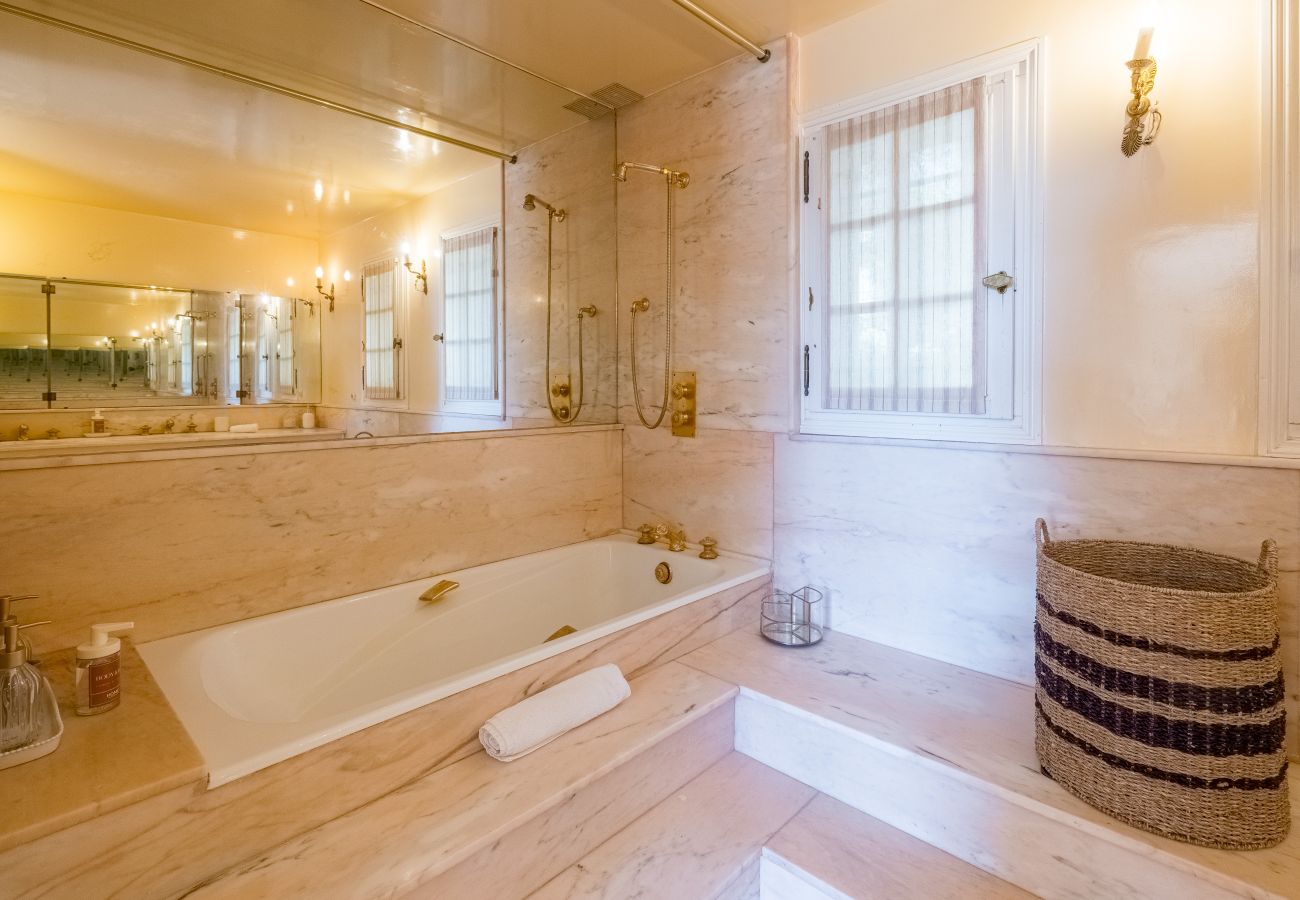 Villa in Tourrettes-sur-Loup - LA ROCHE D'OR